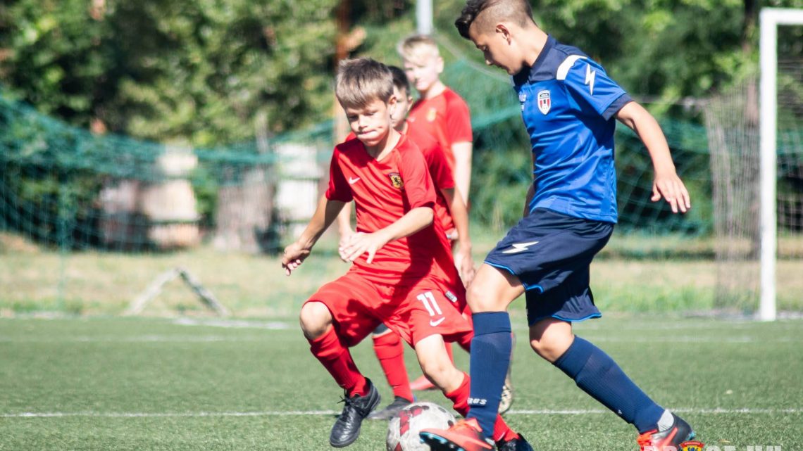 Közel állt a bravúrhoz U14-es csapatunk idegenben is, és hazai pályán a listavezető ellen is, de mindkétszer egy gólos vereséget szenvedtek. Közel állt a bravúrhoz U14-es csapatunk idegenben is, és hazai pályán a listavezető ellen is, de mindkétszer egy gólos vereséget szenvedtek.