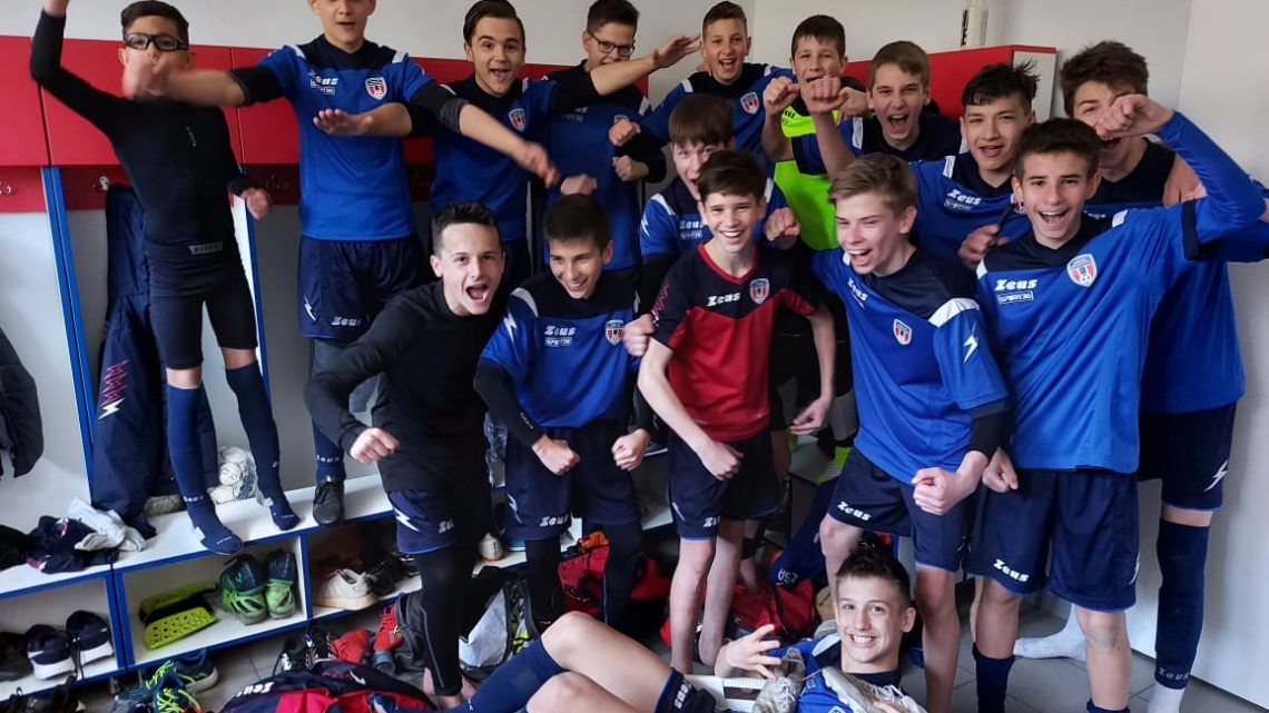Zsinórban hatodik győzelmét aratta az U14! Nagy küzdelemben győztük le a közvetlen rivális Dunaújváros csapat, így Bene Gábor csapata továbbra is hibátlan a tavasszal! Zsinórban hatodik győzelmét aratta az U14! Nagy küzdelemben győztük le a közvetlen rivális Dunaújváros csapat, így Bene Gábor csapata továbbra is hibátlan a tavasszal!