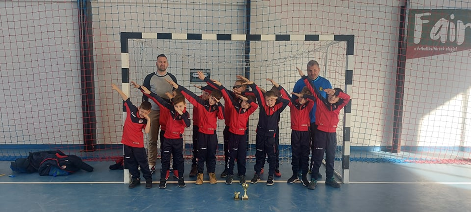 Harmadik helyen végzett U9-es csapatunk a hazai rendezésű mini tornánkon, Gál Gergő a torna legjobb kapusa lett! Harmadik helyen végzett U9-es csapatunk a hazai rendezésű mini tornánkon, Gál Gergő a torna legjobb kapusa lett!