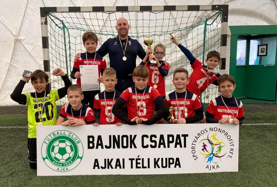 Különdíjak és tornagyőzelem! Ajkán diadalmaskodott U10-es csapatunk, Gerencsér Áron a legjobb kapus, míg Németh Zoltán gólkirály lett. Különdíjak és tornagyőzelem! Ajkán diadalmaskodott U10-es csapatunk, Gerencsér Áron a legjobb kapus, míg Németh Zoltán gólkirály lett.